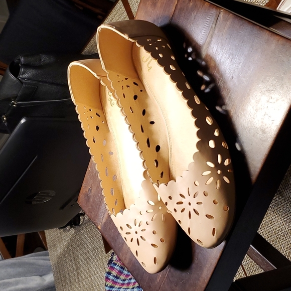 Roomy Scalloped Round Toe Flats - Picture 5 of 9